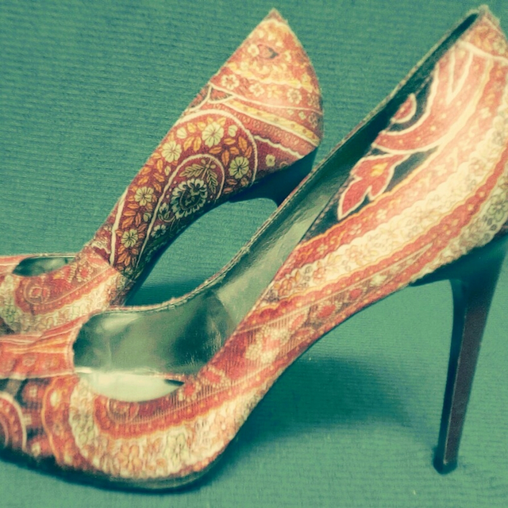 Carlos Santana womens heels.size 8.5 Beautiful!